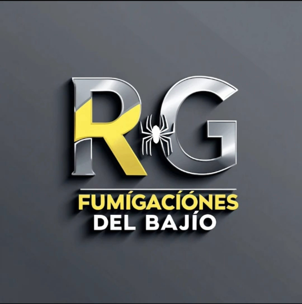 Técnico aplicando fumigación profesional